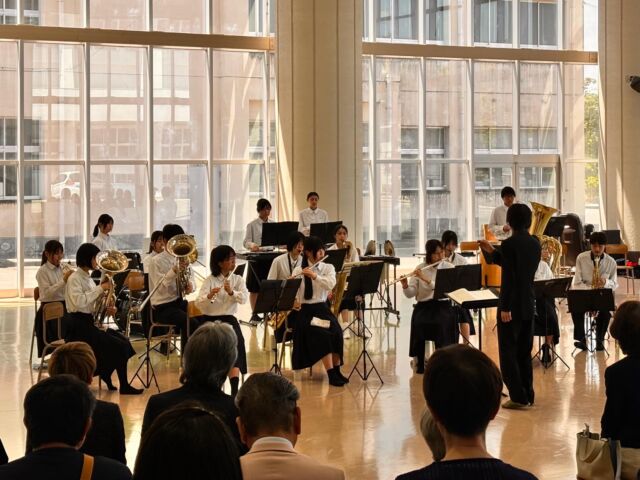 .
5月10日(日)に、同窓会総会が本校で行われ、
吹奏楽部がコモンホールで演奏しました。
演奏曲目は以下の3つです。
・昭和アイドル・コレクション
・キューティーハニー
・マツケンサンバ

大先輩方の前で演奏するのは緊張しましたが、みなさん楽しんでくださり、時には踊ってくださって…、全員でとても楽しい時間を過ごしました☺️
また、入部したばかりの1年生も一生懸命演奏しました🔥
素敵な演奏機会をいただきありがとうございました✨
今後とも福岡県立福島高等学校をよろしくお願いいたします。

#福岡県立福島高等学校 
#吹奏楽部
#同窓会総会