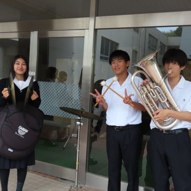 体育大会本番まで残りあと3日となりました！

今回は、吹奏楽部の活動の様子をお届けします

体育大会では、開会式や閉会式、校歌演奏などを担当し、会場に華やかな音色を届けます

一つひとつの音を大切にしながら、本番に向けて練習を重ねています

【部長コメント】
「演奏を通して、体育大会を盛り上げます！」

吹奏楽部の演奏にもぜひご注目ください！

#体育大会 #体育祭 #学校行事
#FUKUSHIMA #FukushimaHighSchool
#福島高校 #福岡県立福島高等学校
#FUKUOKAFUKUSHIMA2026