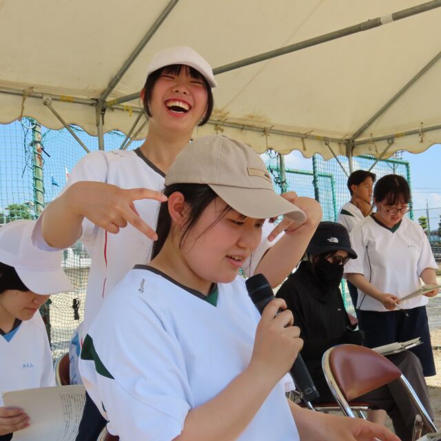 体育大会本番まで残りあと3日となりました！

今回は、放送部の活動の様子をお届けします！

聞きやすく正確な放送を届けるために、日々練習や準備に取り組んでいます

体育大会では、競技の実況やアナウンスを担当し、会場を盛り上げる大切な役割を担っています

【部長コメント】
「主役にはなれないけど、体育大会がスムーズに進行できるように裏方としてがんばります！！」

競技だけでなく、放送にもぜひご注目ください！

#体育大会 #体育祭 #学校行事
#FUKUSHIMA #FukushimaHighSchool
#福島高校 #福岡県立福島高等学校
#FUKUOKAFUKUSHIMA2026