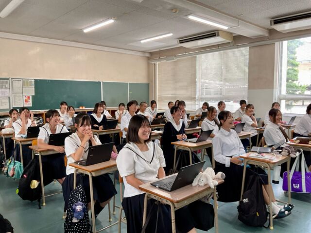 7月6日（金） HRの時間に、１年生を対象に金融リテラシー講座が行われました。

各クラスをzoomで繋ぎ、意見共有しながら楽しく学ぶことができました。
人生１００年時代という話から、身近な商品の今の金額と１０年前の金額を比較しました。
想像以上に同一商品の価格が上がっていて驚きました😮
また、貯蓄の方法や投資のリスク、大人になって金額が大きい買い物をするときの方法を知ることができ、計画的な「貯める」「増やす」「借りる」を考えることが大切だと分かりました。

金融教育は社会科や家庭科でも学習します。
今日の学びを活かしてより良い人生を歩む準備をしていきましょう✨