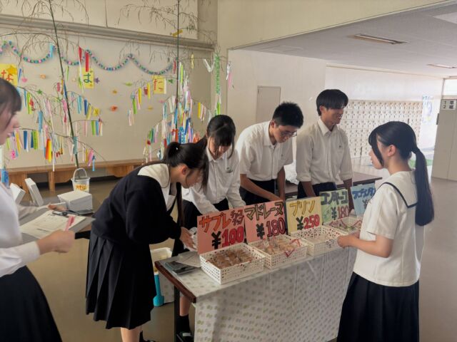 ・
7月14日(火)に、総合ビジネス科の授業の一環で、校内販売が実施されました。
八女市にある「オ・シャンティ」様より商品を仕入れ、生徒たちで販売を行いました。広告を作成し、売り場のレイアウトなども考案して、当日の販売を迎えました。
販売中は、慣れない接客やお会計などに苦労しながらも、一人一人に丁寧に接客を行っていました。
購入する生徒たちも、日頃学校では出来ない体験に目を輝かせながら、楽しそうに購入をしていました！
⁡
#FUKUOKAFUKUSHIMA2026
#福岡県立福島高等学校