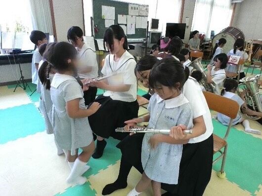 ７月２７日（月）に白百合幼稚園の園児(年長クラス)が来校し、吹奏楽部と一緒に音楽交流会を行いました🎶

普段は触れ合うことのできない園児と一緒に楽器体験をしたり、歌ったりすることで自然と笑顔が溢れ、癒やしの時間となりました🍀

白百合幼稚園のみなさん、暑い中、福島高校まで来ていただきありがとうございました😊