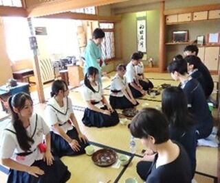 ７月８日（水）・９日（木）に八女市の姉妹都市である韓国巨済（コジェ）サンムン高校の高校生と職員の方々が福島高校に来校されました☺️
生活デザイン科の授業体験では「浴衣の着付け体験👘」・「茶道体験🍵」・「華道体験（自由花）🪷」の体験をしていただきました！
#巨済サンムン高校#韓国交流#生活デザイン科
#FukushimaHighSchool #FUKUOKAFUKUSHIMA2026