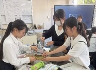 ７月９日（木）に２年生の学校設定科目🏫「八女茶探究」において、抹茶🍵の石臼挽き体験を行いました！
茶の文化館より館長をお迎えし、抹茶の「石臼挽き」をご指導していただきました。「石臼挽き」とは碾茶（てんちゃ）と呼ばれる原料の茶葉を専用の石臼でじっくりと挽いて粉末にする伝統的な製法です。鮮やかな緑色、豊かな香り、舌触りの滑らかな極上の抹茶に感動した様子でした✨
#学校行事#八女茶探求#FUKUSHIMA#FukushimaHighSchool #福島高校