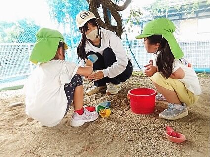 ７月３０日（木）・３１日（金）の２日間、八女市長峰保育所において、生活デザイン科の３年生、ヒューマンサービスコースの生徒が夏季保育実習を行いました🌻
園児と一緒に粘土遊びや屋外での砂遊びなど楽しい時間を過ごす中で、言葉掛けの重要性や保育環境の安全性に気付き、子どもの成長や特徴を学ぶ貴重な機会となりました。
#生活デザイン科#ヒューマンサービスコース#FUKUSHIMA#FukushimaHighSchool #福島高校