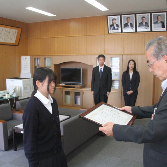 １年生の江渕菜央さん（西中学校出身）が、令和８年度「赤い羽根共同募金」イラスト募集に応募し、優秀賞に選ばれました。
　１０月１４日（水）、八女市社会福祉協議会の方々が来校され、表彰式が行われました。
イラストは、今後カレンダーやクリアファイルとして活用される予定です。

#FUKUSHIMA #FukushimaHighSchool
#福島高校 #福岡県立福島高等学校
#FUKUOKAFUKUSHIMA2026