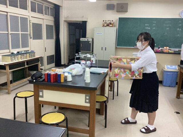 僕たち２年４組はサイエンスルームをします。
生物実験室で液体窒素を使った実験やバスボム・スライム作り、空気砲を使ったゲームを行います！！
小さいお子さんや中学生、保護者のみなさまも楽しめるので、ぜひ来てください！
待ってまーす！

#fukushimahighschool